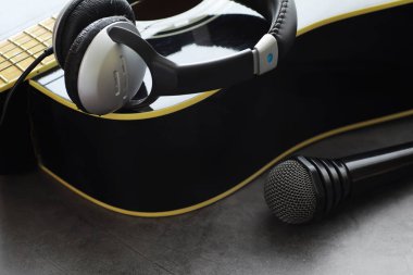 Gitar ve aksesuarlar taş zeminde. Masa müzisyeni, hea