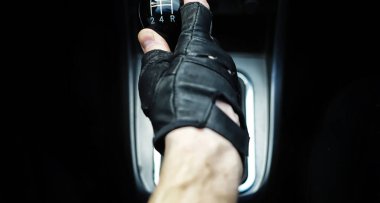 Dişli kolu. Manuel Şanzıman. C vites kayması üzerinde el