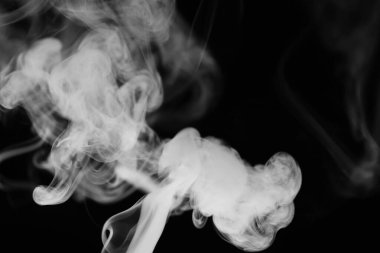 Beyaz Siyah bir arka plan üzerinde duman. Doku duman. Wh kulüpleri