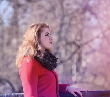 Şehirde kırmızı paltolu bir yolda güzel kız