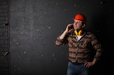 Koruyucu bir kask içinde erkek mimar Oluşturucu