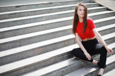 Bir binanın merdivenlerinde poz bir kız
