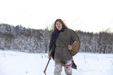 Defender'ı posta zırh genç savaşçı