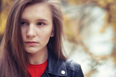 Sonbahar parkında genç bir kız