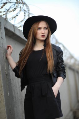 Şehrin içinde bir deri yelek sokak aşağı bir kız yürüyor bir 