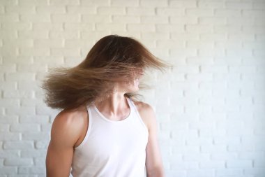 Uzun saçlı genç adam.