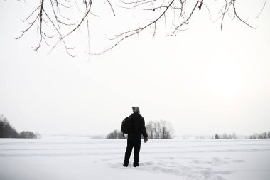 Yürüyüşte bir adam. Kış manzarası. Kış yolculuğunda turist.