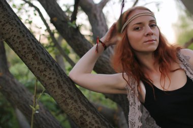 Bir sonbahar Parkta yürümek bir kız. Kızıl saçlı genç kız