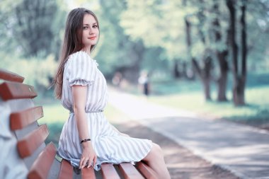 Bir kız bir bahar yeşil park