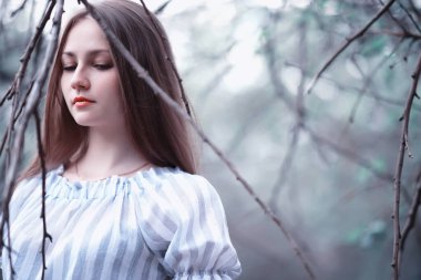 Bir kız bir bahar yeşil park