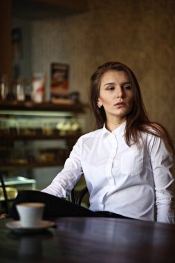 Kafede çay içen güzel bir kadının portresi.