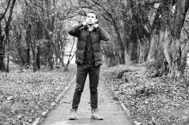 Genç sakallı adam açık