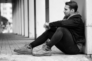 Genç sakallı adam açık