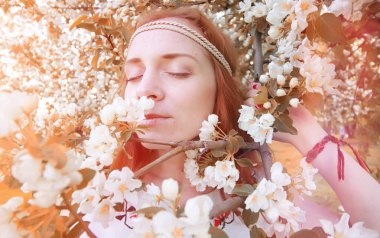 Bir parkta yürümek bir kız. Bahar Kızıl saçlı kız 