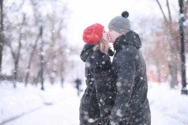 Genç çift kışın yürüyor