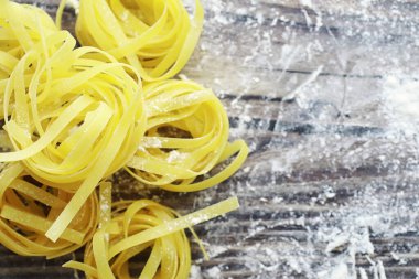 Masada pişmemiş makarna. Yuva şeklinde erişte..