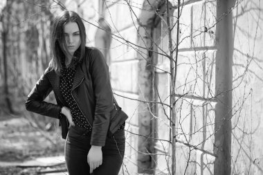 Bahar şehrin içinden bir yürüyüşte kız