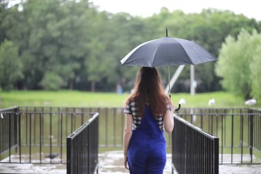 Yeşil parktaki genç kız