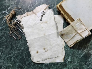 Retro kağıtları ve dedektiflik tablo araçları ile ilgili kitap 