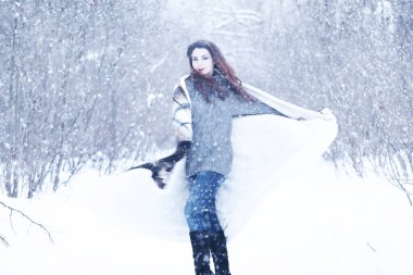 Güzel kızı güzel kış kar