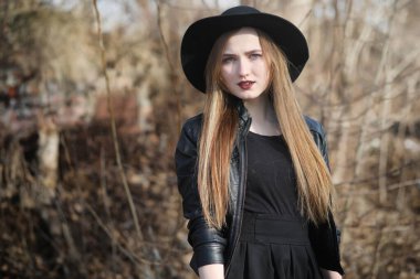 Şehrin içinde bir deri yelek sokak aşağı bir kız yürüyor bir 