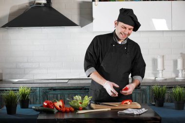 Adam yemek hazırlanıyor gıda sebze mutfak at