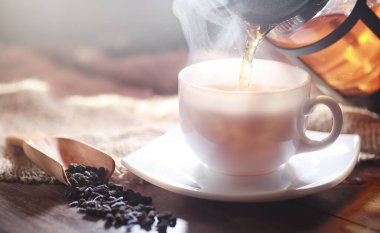 Bir hizmet tabloda çay demlendi