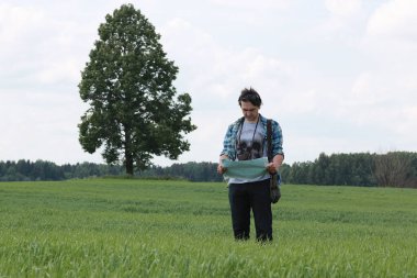 Genç bir adam bir haritaya benziyor