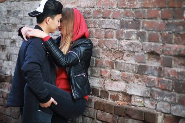 Gündelik kıyafetlerle yürüyen sevgi dolu bir çift.