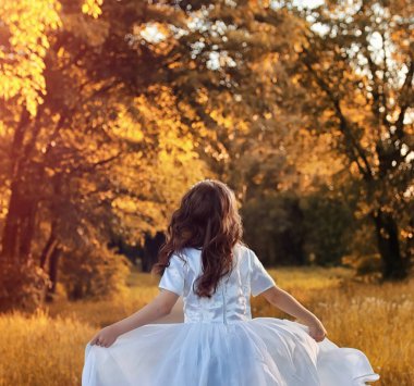 Bir parkta bir karahindiba çiçek tohumlarından üfleme teen