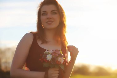 Parkta bir yürüyüş üzerinde şapkalı bir kız. Bir kızla bir sepet yürüyüş