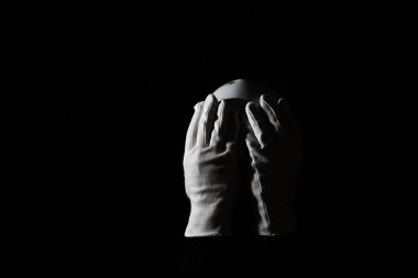 Siyah arka planda beyaz, korkunç bir maske..