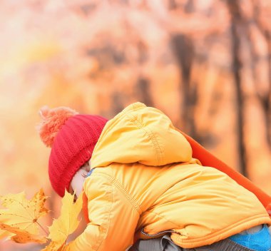 Çocuklar doğada yürüyüş mesafesindedir. Alacakaranlık çocuklar dolanıyorsun