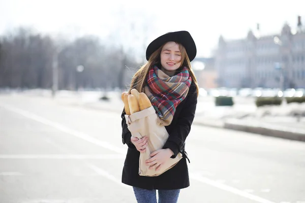 Französin mit Baguette in der Tasche — Stockfoto