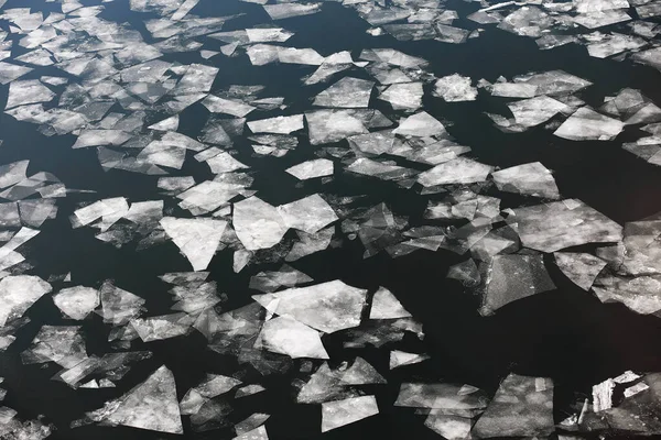 À deriva no rio. Fragmentos de gelo flutuam no rio . — Fotografia de Stock