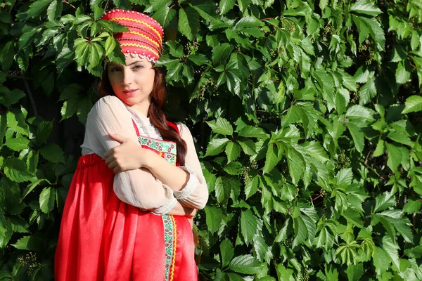 Slavische in traditionele kleding ivy muur boom — Stockfoto