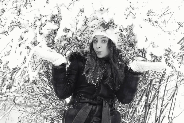 Hermosa chica en invierno nevado monocromo — Foto de Stock