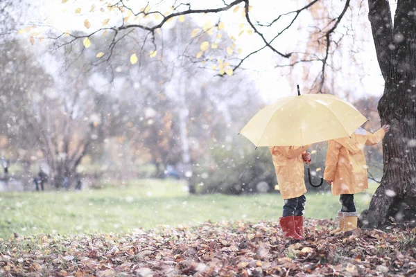 I bambini camminano nel parco prima neve — Foto Stock