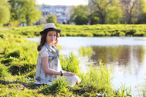 Chica en el parque en la primavera — Foto de Stock