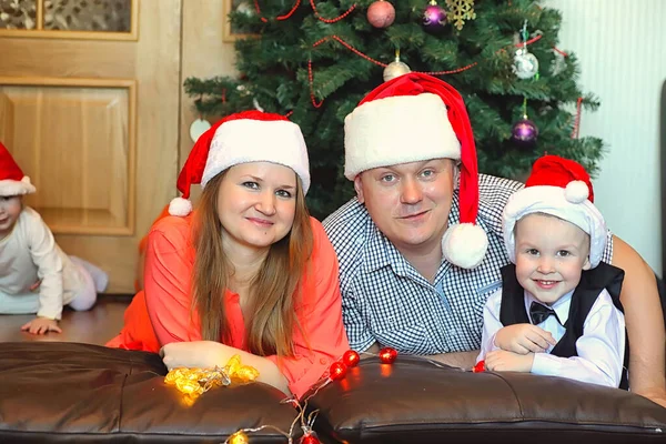 Junge Familie Vorabend Der Neujahrsferien Hause — Stockfoto