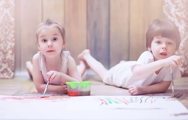 Μικρά παιδιά paint σε ένα μεγάλο φύλλο χαρτί — Φωτογραφία Αρχείου