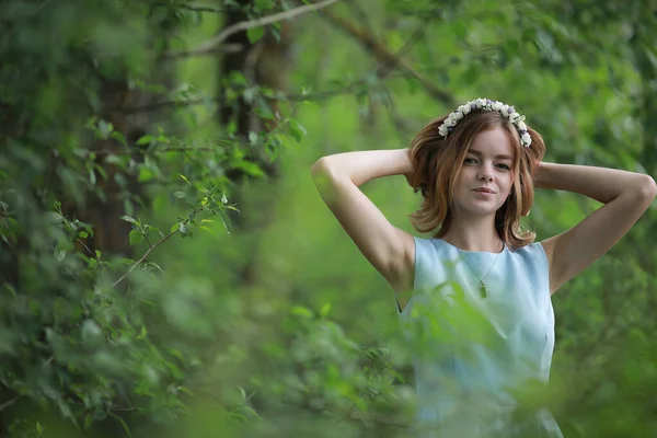 Chica en vestido azul en el parque verde —  Fotos de Stock