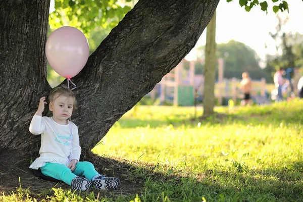 Küçük çocuk bir parkta yürüyüş — Stok fotoğraf