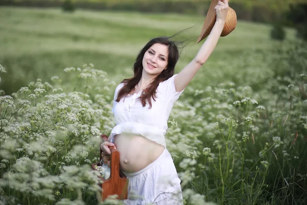 Mujer Embarazada Naturaleza Para Paseo Verano — Foto de Stock