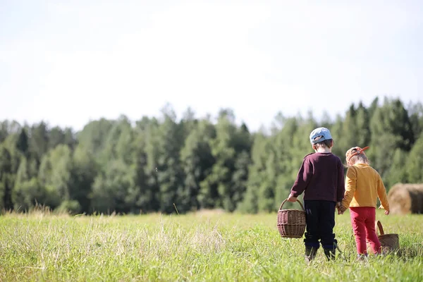 Barn går till skogen för svamp — Stockfoto
