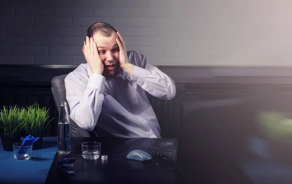 Mannen vid bordet och arbetar på laptop — Stockfoto