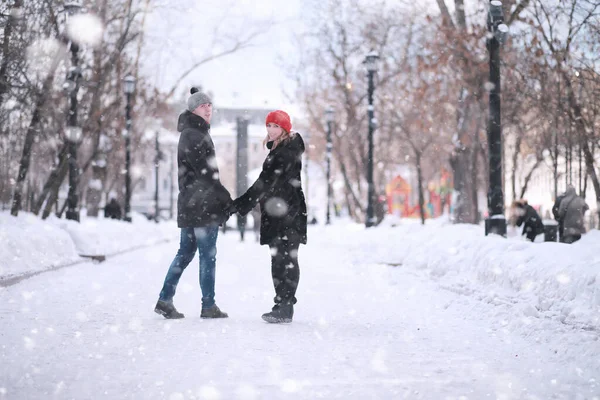 Pareja joven caminando durante el invierno — Foto de Stock