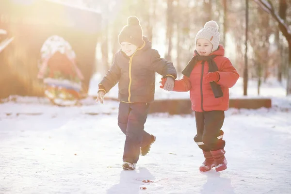 Söta Barn Varma Kläder Leker Vinter Park — Stockfoto