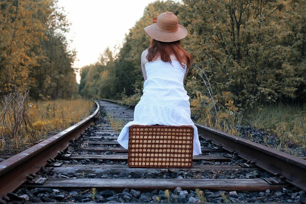 Höst park flicka i vit klänning och en korg resväska promenader — Stockfoto