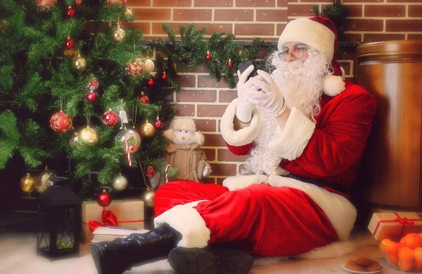 Santa Claus con árbol de Navidad —  Fotos de Stock